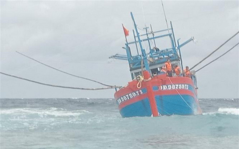 4 ngư dân lâm nạn ở Trường Sa được tàu 463 đưa về Cam Ranh  -0