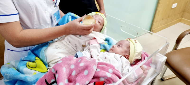 Nuôi dưỡng thành công cặp song sinh chỉ nặng 500g/bé -0