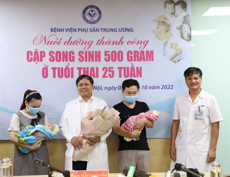 Nuôi dưỡng thành công cặp song sinh chỉ nặng 500g/bé -0