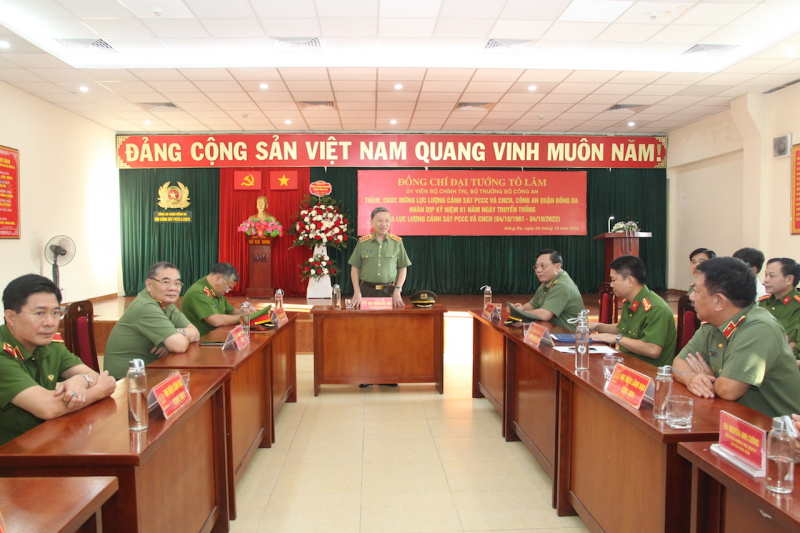 Minister To Lam visits fire and rescue force of Dong Da District Police Station -0