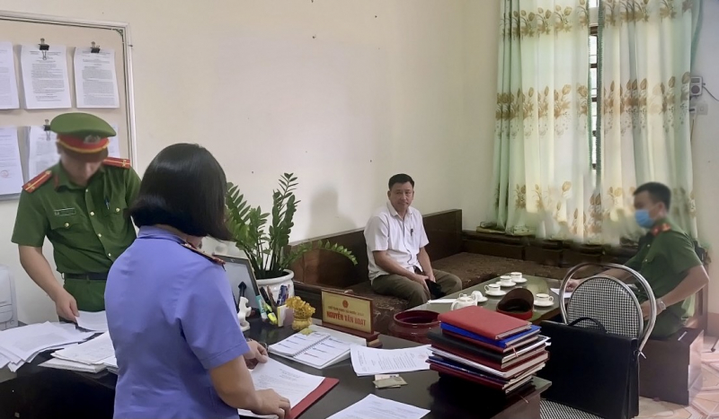 Bắt nguyên 2 chủ tịch xã và giám đốc 1 công ty bị vì lập khống hồ sơ xây dựng nhà văn hoá -0