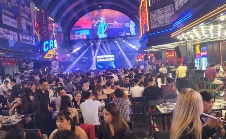 Bất chấp bị đình chỉ, nhà hàng cà phê District K vẫn ngang nhiên hoạt động -0