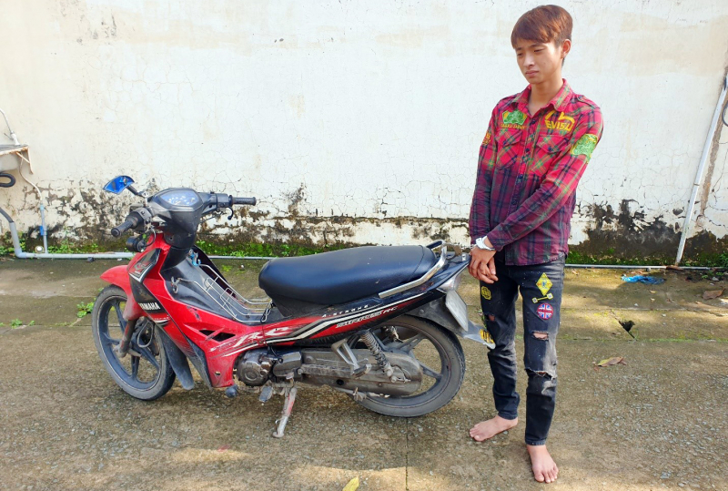 Tấn công tài xế xe ôm từ phía sau rồi cướp xe -0