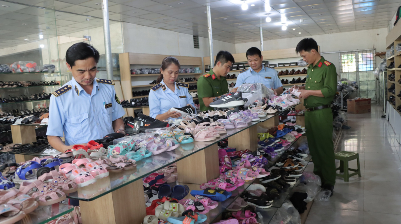 Phát hiện 3 tổng kho “hàng hiệu” lớn nhất Tuyên Quang, hàng chuyên nhập từ... chợ Ninh Hiệp -0