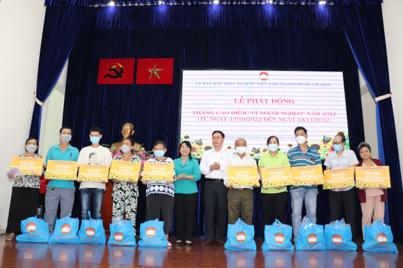 Nhiều người dân được hỗ trợ tại Lễ phát động Tháng cao điểm “Vì người nghèo” -0