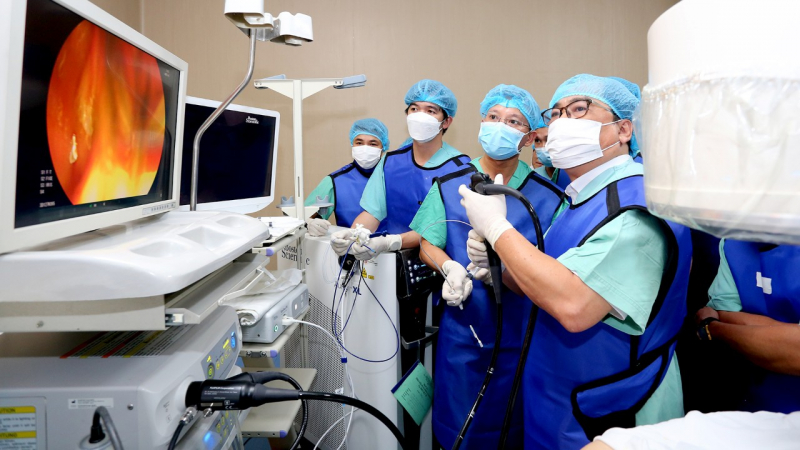 Nữ bệnh nhân 74 tuổi thoát biến chứng nguy hiểm nhờ lấy hết sỏi trong gan -0