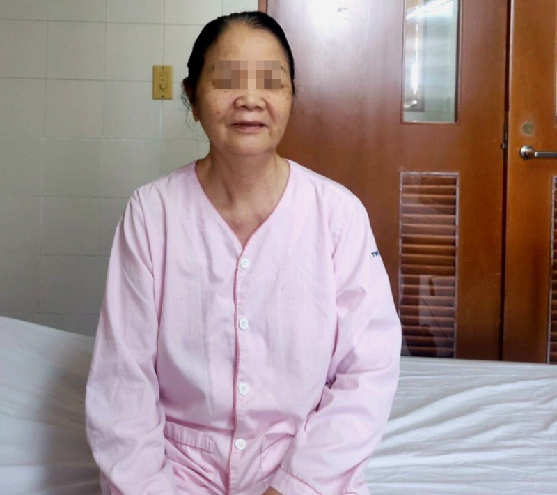 Nữ bệnh nhân 74 tuổi thoát biến chứng nguy hiểm nhờ lấy hết sỏi trong gan -0