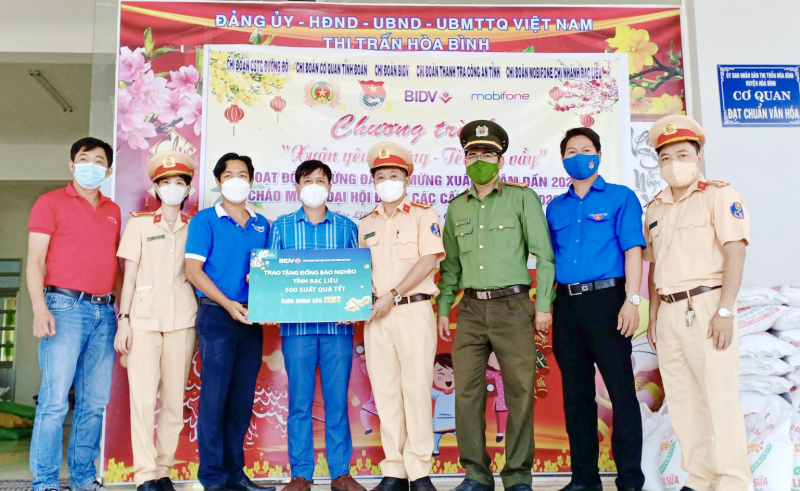 Học tập và làm theo gương Bác từ những việc làm vì dân -0