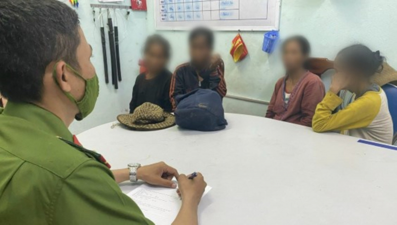 4 người phụ nữ đi ăn xin bị nghi oan bắt cóc trẻ em -0