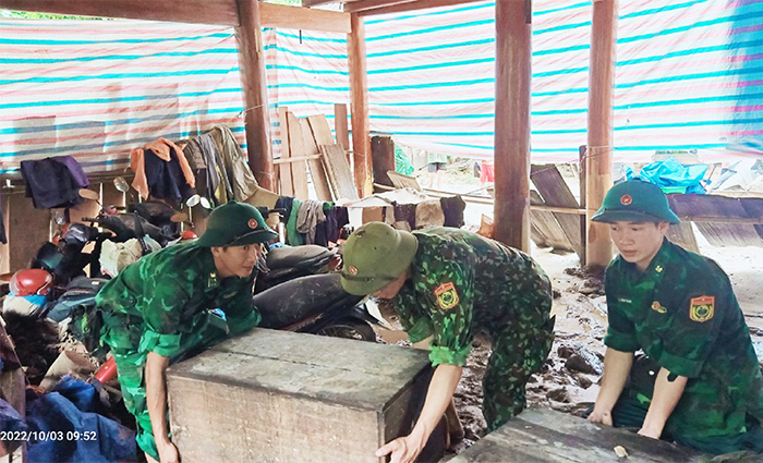 Bản làng trên vai người lính -0