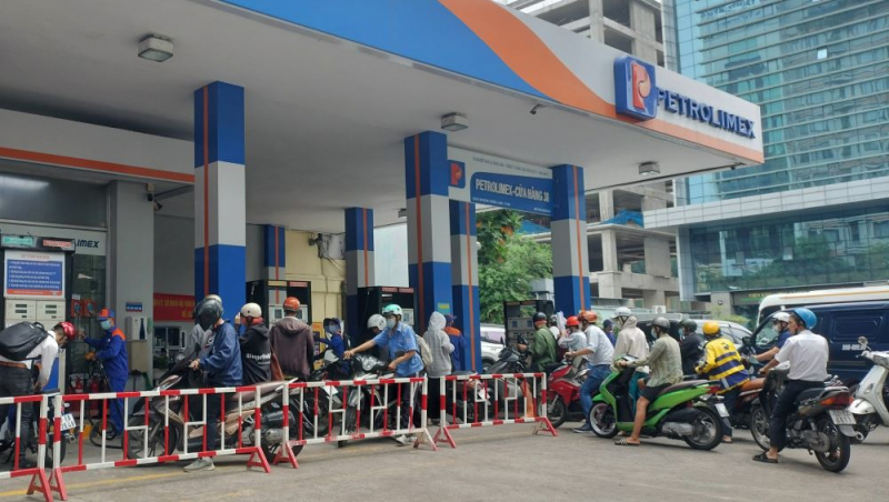 Hỗ trợ vận chuyển xăng dầu lưu thông giờ cao điểm để liên tục cung ứng cho thị trường -0