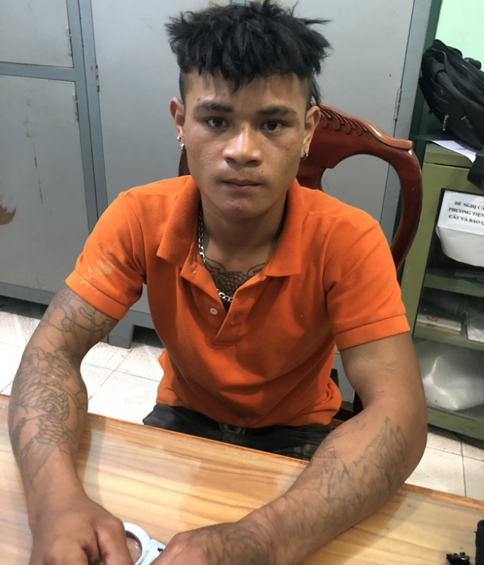 Bắt băng nhóm “lập chốt” dùng dao phát uy hiếp, xin tiền người đi đường -0