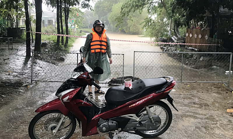Lực lượng Công an giúp đỡ người dân ứng phó với mưa, lũ lớn -0