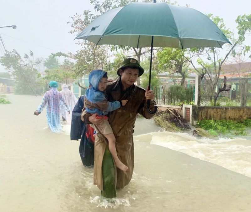 Lực lượng Công an giúp đỡ người dân ứng phó với mưa, lũ lớn -0