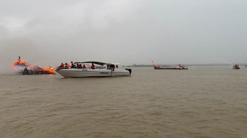 Hàng loạt tàu gỗ cùng cano du lịch đang neo đậu tại cảng Cửa Đại (Hội An) bốc cháy dữ dội -3