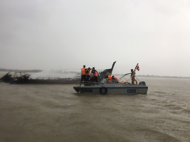 Hàng loạt tàu gỗ cùng cano du lịch đang neo đậu tại cảng Cửa Đại (Hội An) bốc cháy dữ dội -0