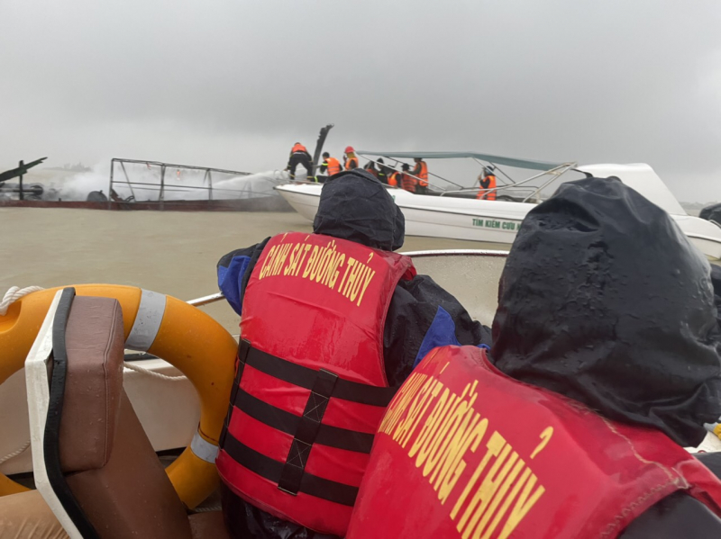 Hàng loạt tàu gỗ cùng cano du lịch đang neo đậu tại cảng Cửa Đại (Hội An) bốc cháy dữ dội -1