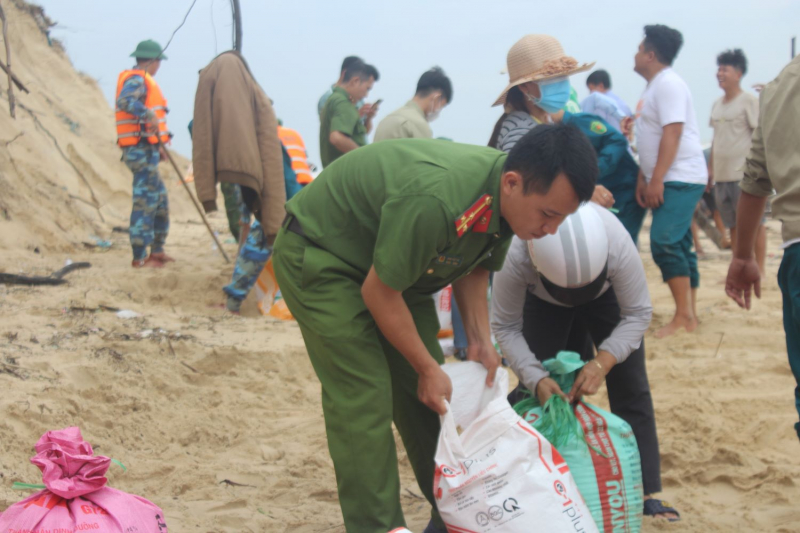 Công an các tỉnh miền Trung sát cánh cùng người dân khắc phục hậu quả mưa lũ -0