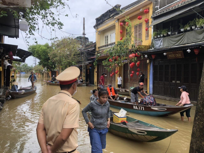 Phố cổ Hội An nước lũ lên nhanh, du khách hối hả khăn gói sơ tán. -0