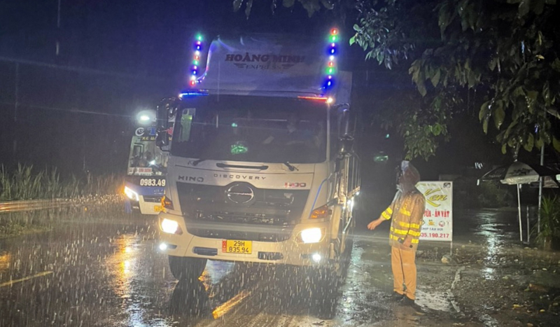Cảnh sát giao thông Quảng Nam trắng đêm điều tiết giao thông trong mưa, lũ -0
