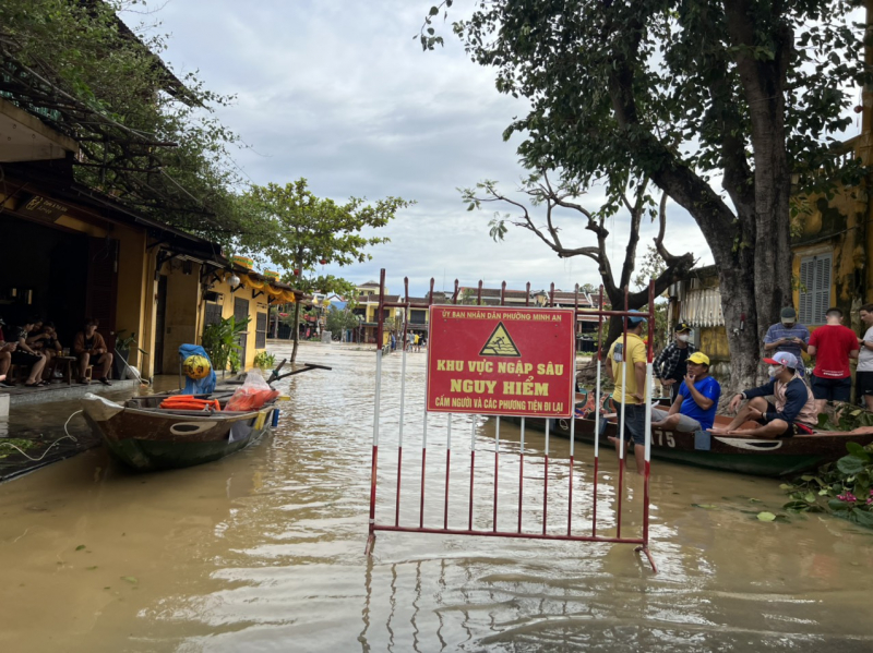Phố cổ Hội An nước lũ lên nhanh, du khách hối hả khăn gói sơ tán. -0