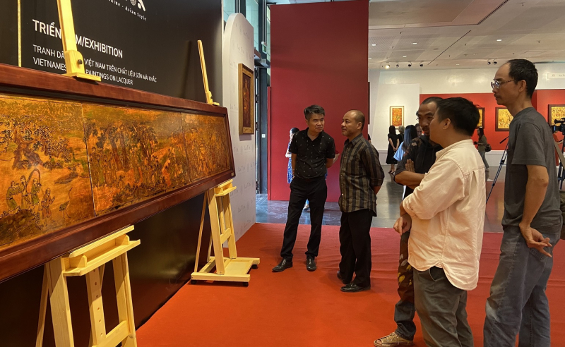 Folk paintings on display in Hanoi -0