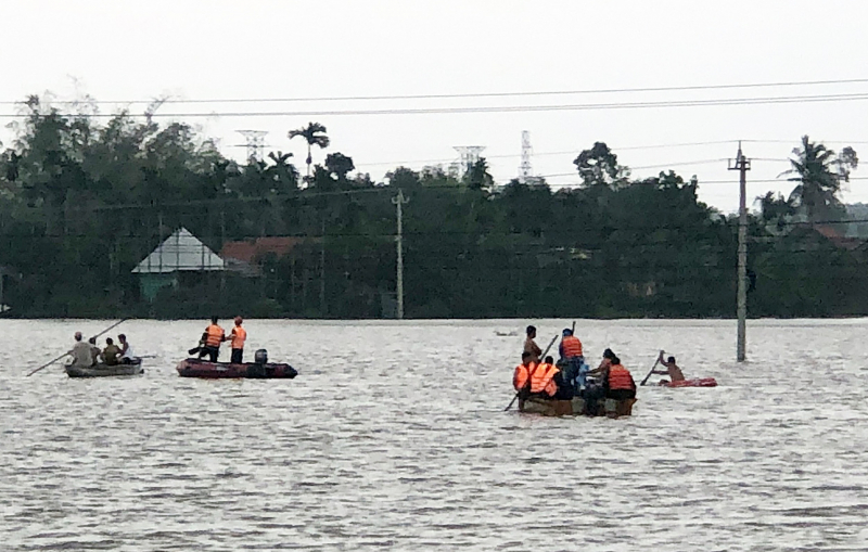 Lật xuồng khi thả lưới đánh cá, 1 người mất tích -0