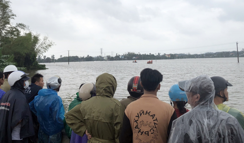 Lật xuồng khi thả lưới đánh cá, 1 người mất tích -0