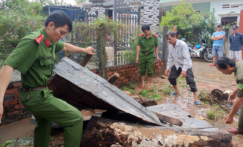 Công an Quảng Nam khẩn trương giúp người dân khắc phục hậu quả mưa lũ -0