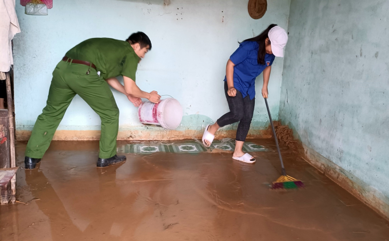 Công an Quảng Nam khẩn trương giúp người dân khắc phục hậu quả mưa lũ -0