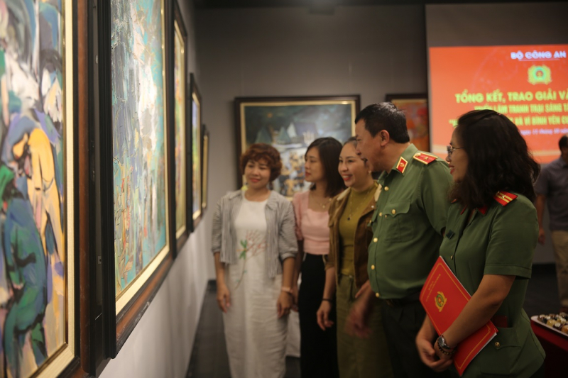 Trao thưởng và khai mạc triển lãm Trại sáng tác Mỹ thuật CAND lần thứ 4 -1