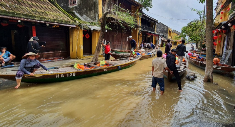 Phố cổ Hội An nước lũ lên nhanh, du khách hối hả khăn gói sơ tán. -1