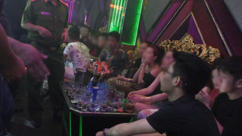 Nhiều nhà hàng, karaoke bị xử phạt nặng -0