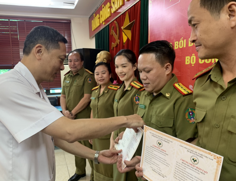 Tổng kết khoá bồi dưỡng nghiệp vụ y tế cho cán bộ bệnh viện 5/4 Bộ Công an Lào  -0