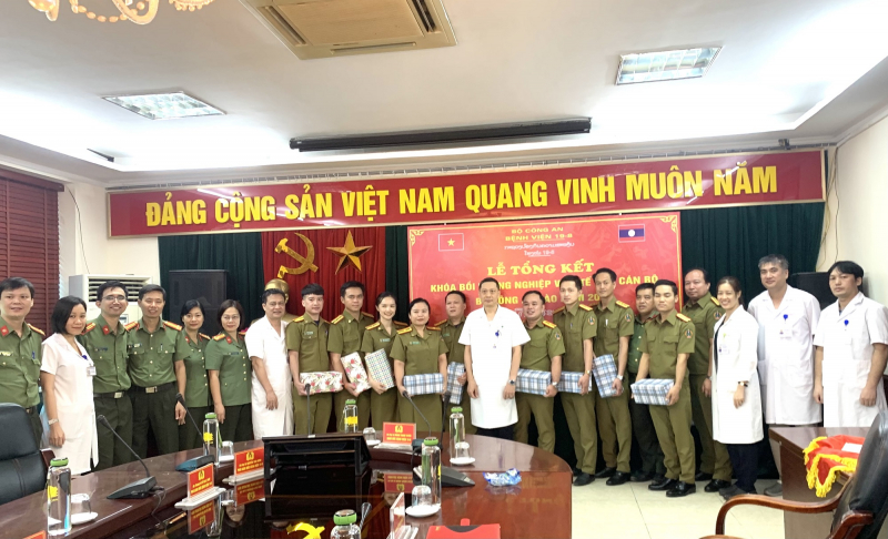 Tổng kết khoá bồi dưỡng nghiệp vụ y tế cho cán bộ bệnh viện 5/4 Bộ Công an Lào  -0