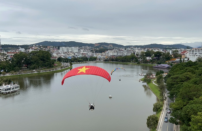Xuất hiện dù lượn bay tham quan Đà Lạt trên không -0
