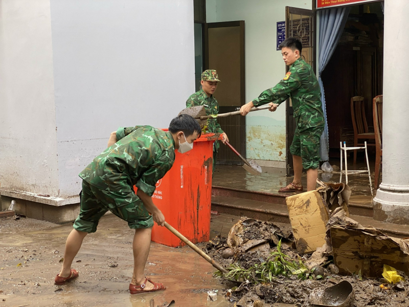 Công an, bộ đội giúp dân dọn dẹp sau mưa lũ -0