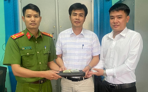 Cán bộ xã trả lại gần 60 triệu đồng cho người đánh rơi ở khu di tích -0