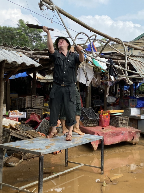 Cảnh sát cơ động giúp người dân Quảng Ngãi dọn dẹp bùn đất -0