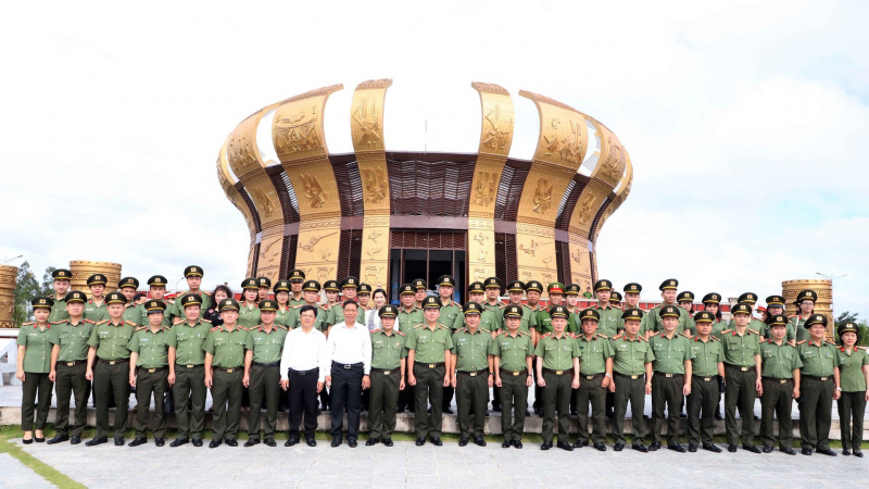 Sẵn sàng đêm khai mạc Liên hoan truyền hình, phát thanh CAND lần thứ XIII -0