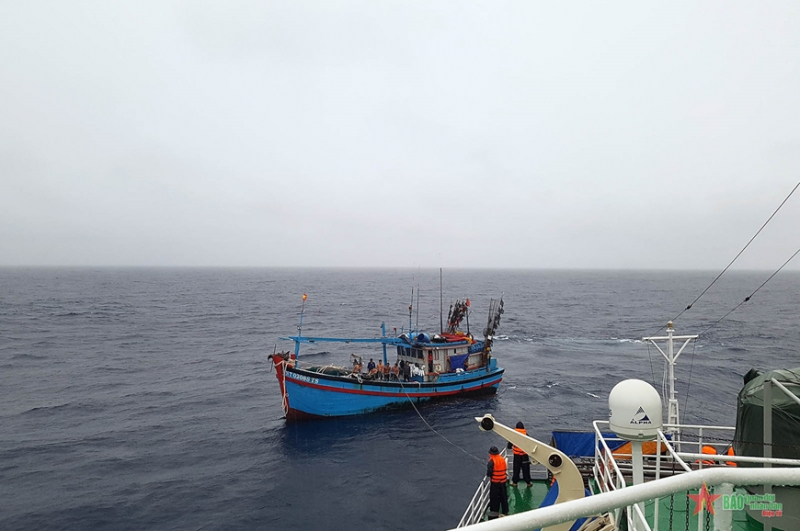 Tàu Trường Sa 01 cứu nạn tàu cá Ninh Thuận cùng 12 ngư dân  -0