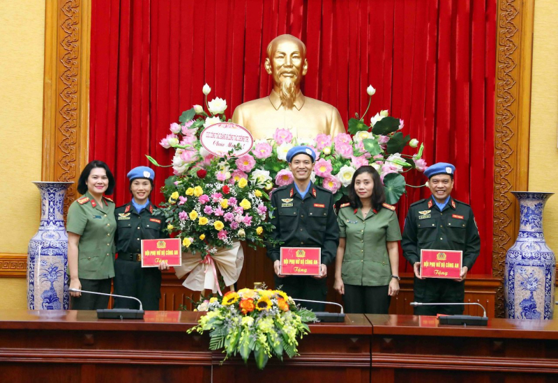 Xúc động buổi gặp mặt ba sĩ quan CAND lên đường thực hiện nhiệm vụ gìn giữ hoà bình Liên Hợp quốc -0