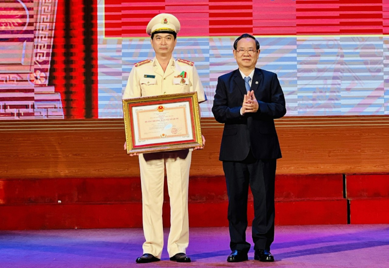 Trao tặng nhiều huân chương, bằng khen cho lãnh đạo Công an Bình Dương -0