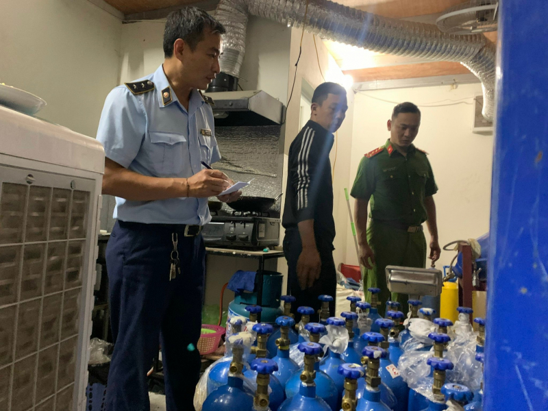 “Đột kích” vào nhà kho thu giữ hàng trăm bình khí cười -0