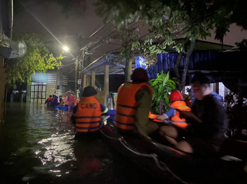 Lực lượng Công an trắng đêm cứu dân thoát khỏi vùng ngập lụt -0