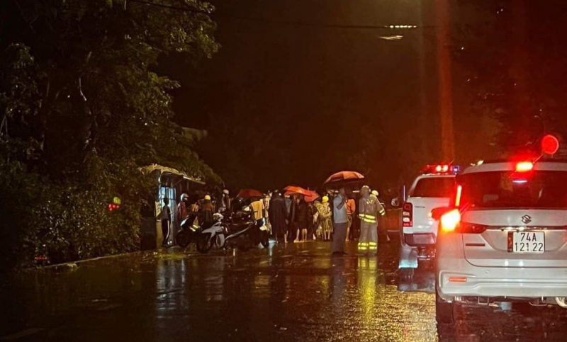 Quảng Trị kịp thời cứu người dân ngã xuống cống nước do mưa lũ -0