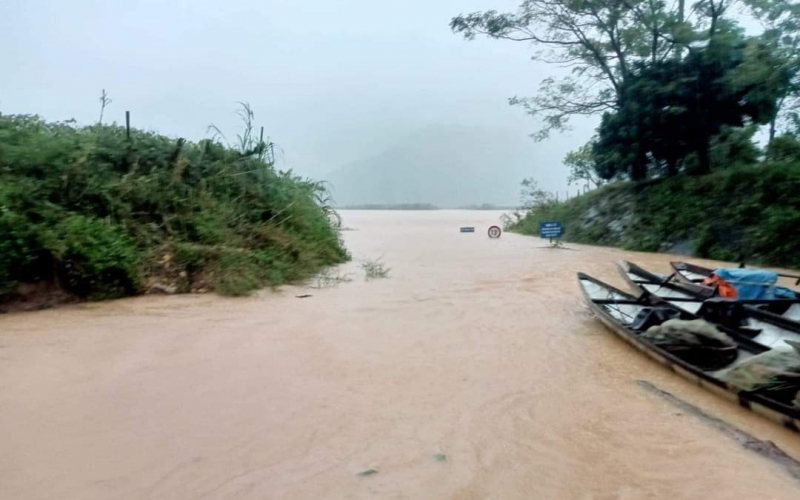 Quảng Trị kịp thời cứu người dân ngã xuống cống nước do mưa lũ -0