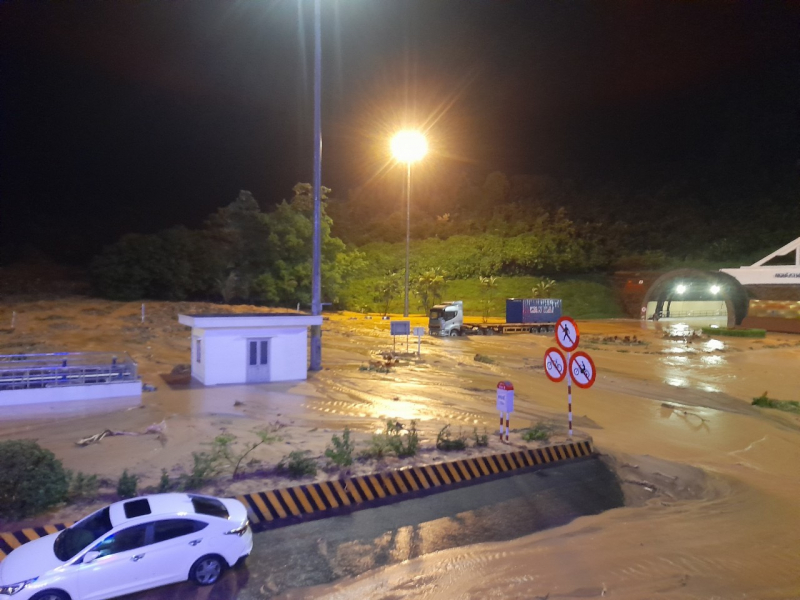  Tạm dừng khai thác hầm Hải Vân do xuất hiện lũ quét gây nguy hiểm cho người và phương tiện -2