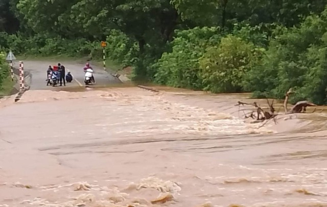 Di dời các hộ dân khỏi khu vực sạt lở ngập lụt ở gần biên giới  -0