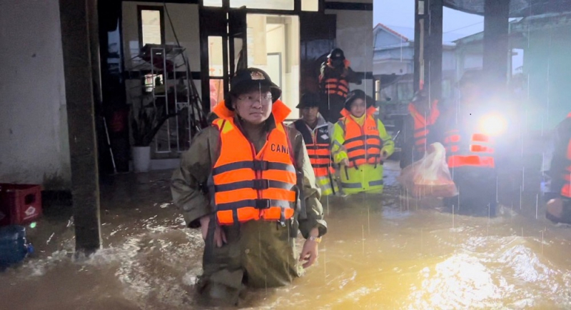 Giám đốc Công an Thừa Thiên-Huế tặng quà cho người dân vùng rốn lũ -0